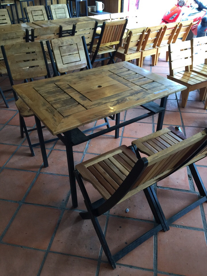 bàn ghế gỗ xếp quán cũ